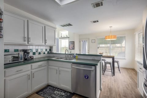 Kitchen w/ all the essentials