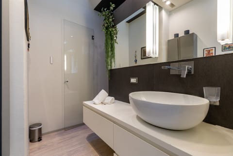 Deluxe Apartment | Bathroom | Shower, rainfall showerhead, hair dryer, bidet