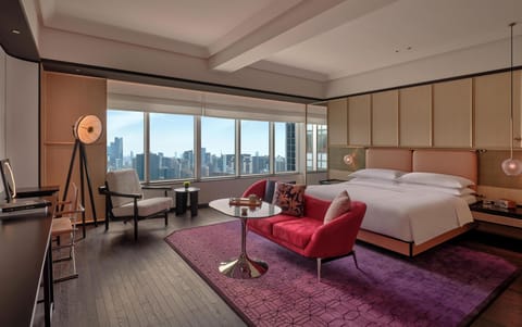 Deluxe Room, 1 King Bed | Premium bedding, minibar, in-room safe, desk