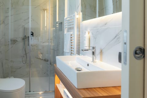 Economy Double Room | Bathroom | Shower, free toiletries, hair dryer, bidet