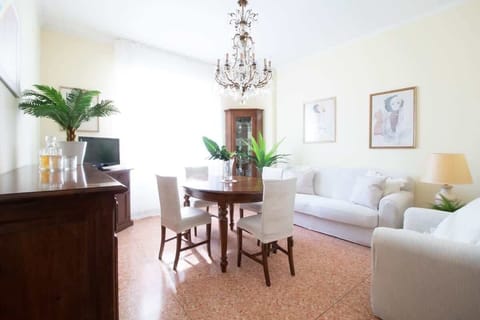 Soggiorno con tv
Living room with tv