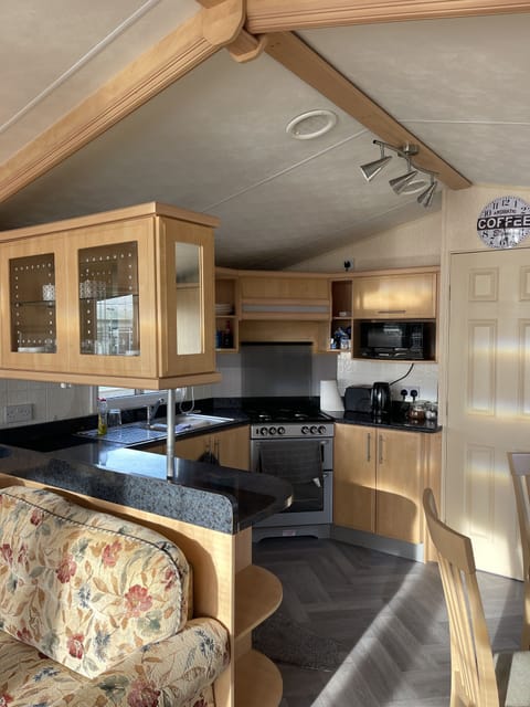 Cabin | Private kitchen | Fridge, microwave, oven, stovetop