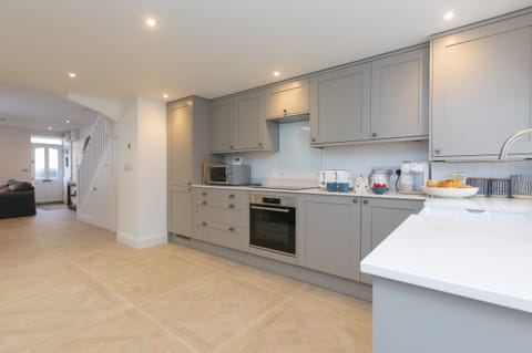 Dishwasher, cookware/dishes/utensils