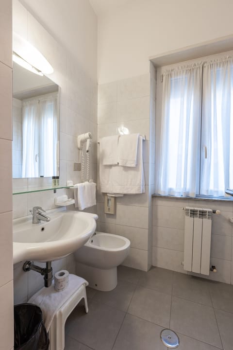 Family Room | Bathroom | Shower, hair dryer, bidet, towels