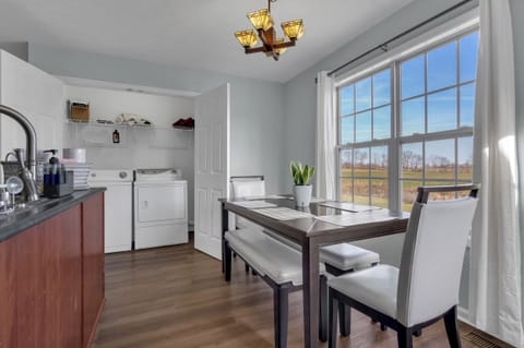 Short walk to the park, commute to Nashville, Fort Campbell or Kentucky. High speed internet for when you just want to stay inside. Spring, Summer, Autumn or Winter- stay comfy with central HVAC.