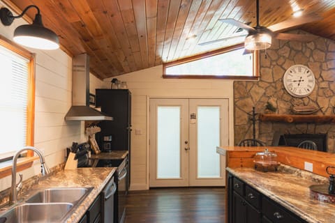 Lodge, Near Lake Texoma, Two Bedroom, Full Kitchen, Near Lake Access, Not Lake View - No Pets | Private kitchen | Microwave, coffee/tea maker