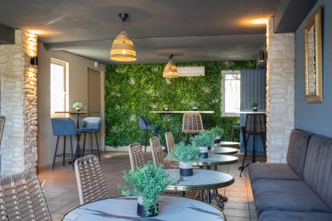 Daily cooked-to-order breakfast (EUR 15 per person)