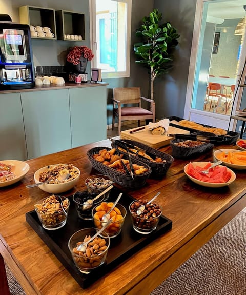 Daily buffet breakfast for a fee