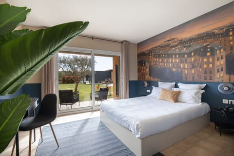 Premium bedding, desk, blackout drapes, soundproofing