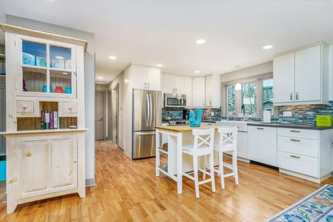 Fully equipped kitchen with center island