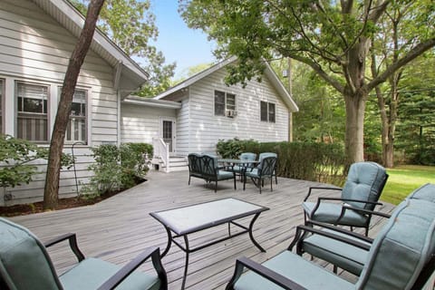 Spacious deck off the living room