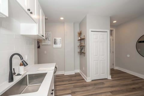 Condo, 1 Queen Bed, Kitchen | Private kitchen | Fridge, microwave, oven, stovetop