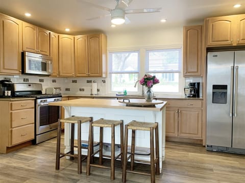 Pleasant Memories fully equipped kitchen with center island snack bar