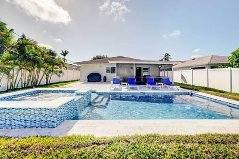 Naples Vacation Rental | 2BR | 2BA | 1,300 Sq Ft | 1 Step Required to Access