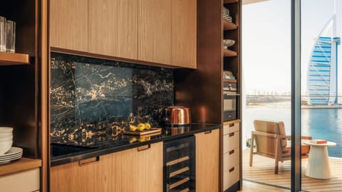 Espresso maker, coffee/tea maker