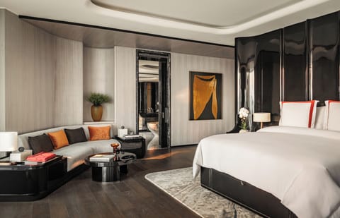 Suite (Pearl) | Premium bedding, minibar, in-room safe, desk