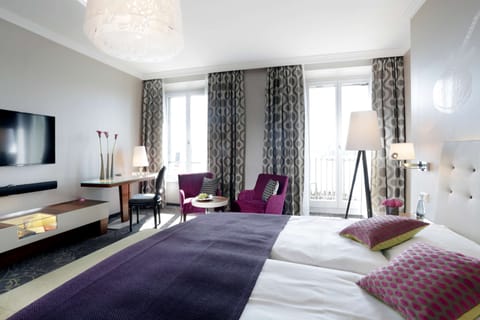 Hypo-allergenic bedding, minibar, in-room safe, individually furnished