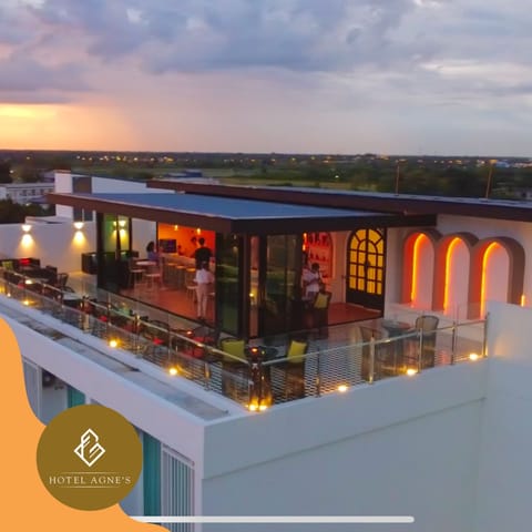 Cocktail bar