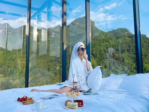 Panoramic Studio Suite | Premium bedding, down comforters, soundproofing, WiFi (free)