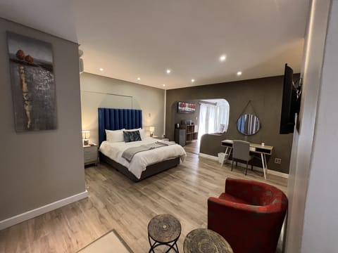 Family Room, 1 Bedroom | Desk, laptop workspace, soundproofing, WiFi (free)