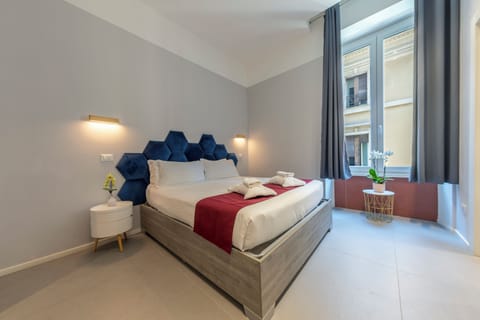 Deluxe Room | Minibar, in-room safe, desk, blackout drapes