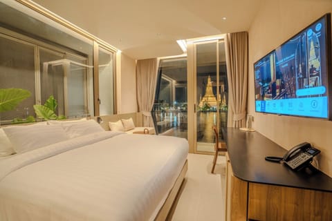Deluxe Double Room with River View (Higher Floor) | Premium bedding, in-room safe, desk, laptop workspace
