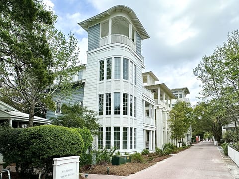 WELCOME TO EMPTY POCKETS IN SEASIDE, FL!