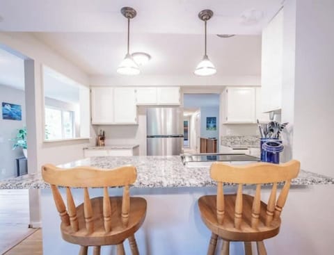 Enjoy breakfast at the bar. 