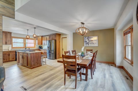 Table that can seat 8, 2 chairs not in photo but on site.