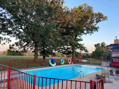 Mountain top private pool open Memorial Day wkd. through October 9th.
