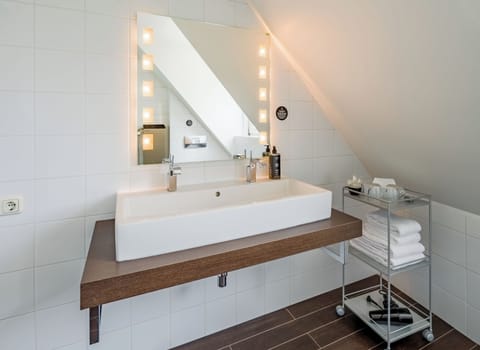 Superior Double Room | Bathroom | Eco-friendly toiletries, hair dryer, towels