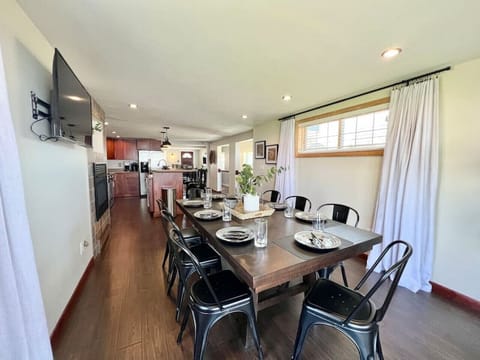 Kitchen & Dining Area