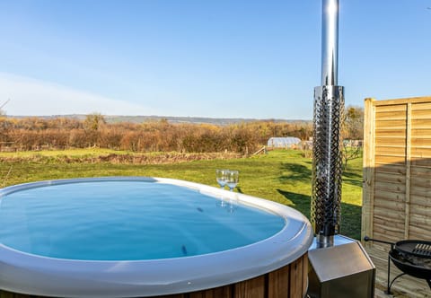 Wood Fired hot tub with river view - Windsor Glamping Pod