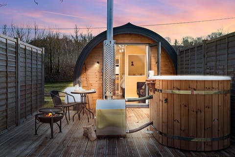 Private entrance with hot tub and firepit - Morgan Sweet Glamping