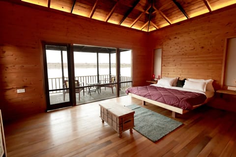 Wood Chalet | Premium bedding, desk, blackout drapes, rollaway beds (surcharge)
