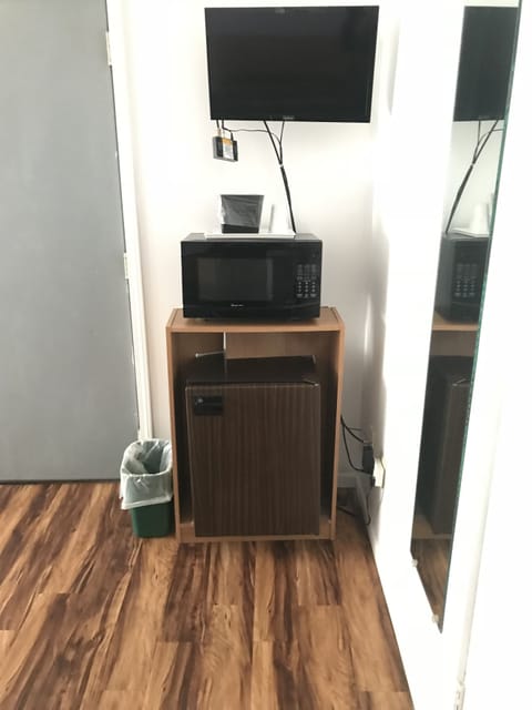 Standard Room, 1 Queen Bed | Mini-refrigerator
