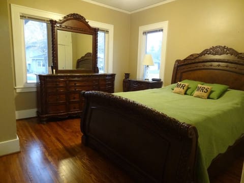 3rd bedroom with queen bed