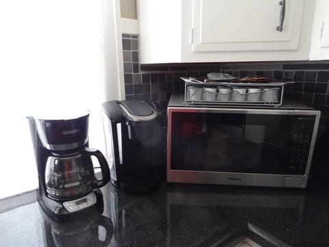 2 coffee pots 1 Keurig and 1 regular