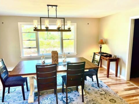 Dining table extends to accommodate up to 10 people 