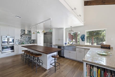 Double ovens and prep space make group meals easy.