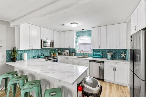 Cook and dine in a sunlit space, perfect for making memories with loved ones!