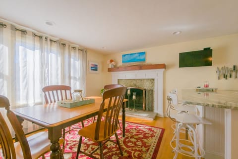 Dining area and island seating - 17 Woodland Avenue
