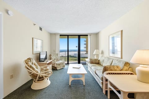 Spacious living room with access to the balcony.