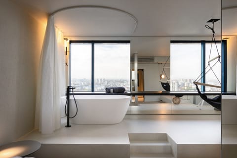 Zonar Clouds Suite | Hypo-allergenic bedding, minibar, in-room safe, blackout drapes