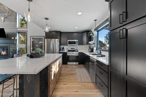 Fully equipped kitchen with open layout, ideal for group meals and gatherings. 