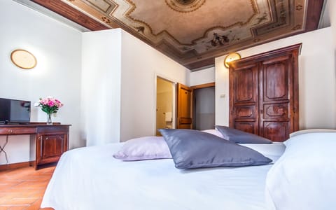 Double Room | Minibar, in-room safe, desk, soundproofing