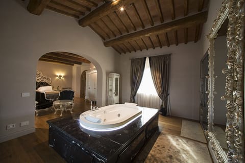 Suite Exclusive with SPA | Minibar, in-room safe, individually decorated, individually furnished