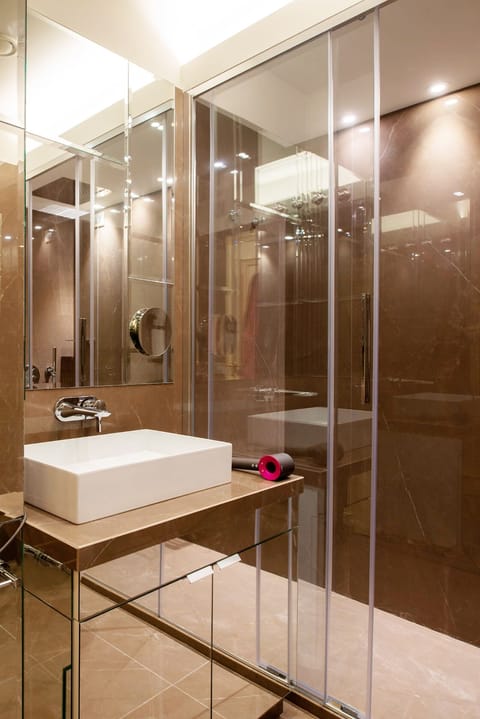Luxury Suite | Bathroom | Rainfall showerhead, hair dryer, bathrobes, slippers