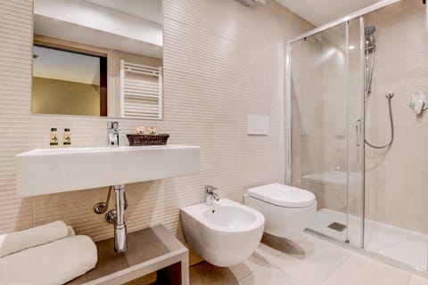 Classic Room | Bathroom | Shower, hair dryer, towels