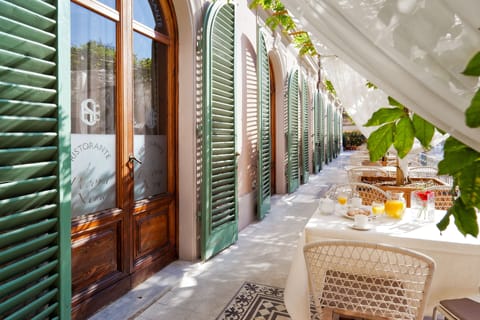 Breakfast (EUR 20 per person)